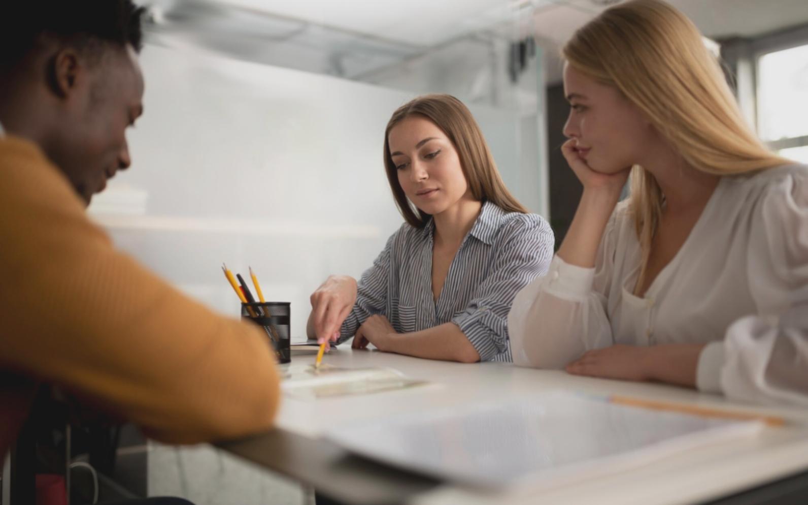 Espacio de trabajo colaborativo donde desarrollamos contenido educativo financiero